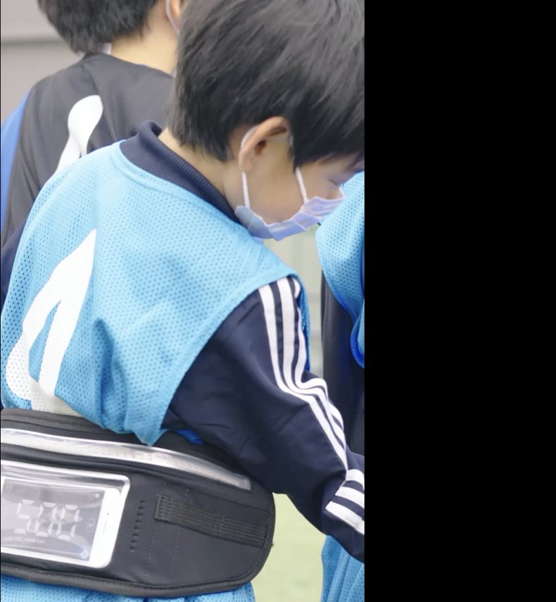 腰に歩数計デバイスを着けた500歩サッカーのプレーヤー