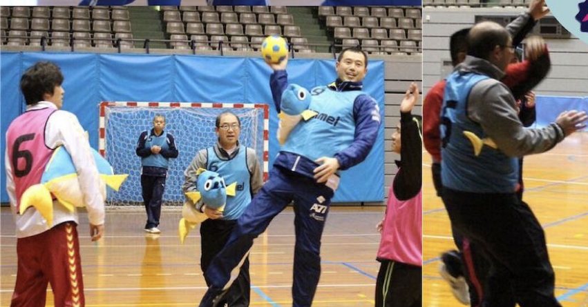魚のかぶりものを着けてプレーするハンぎょボールの試合風景