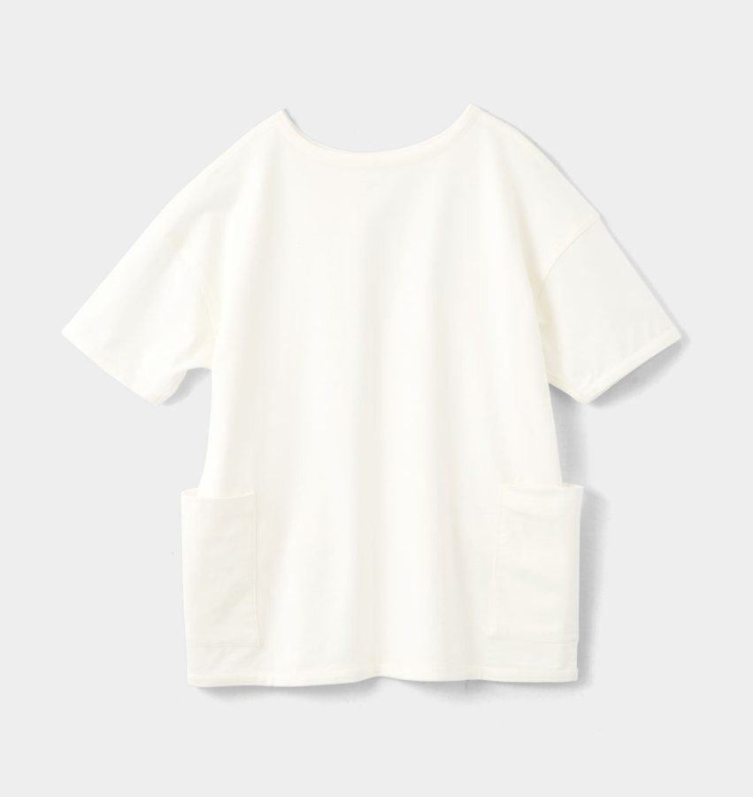 白いポケットつきTシャツ。前後・裏表なく着られる