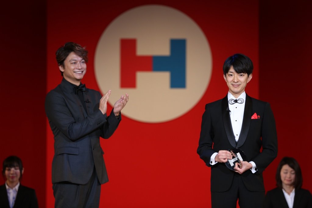 HEROs AWARD 2017の授賞式で、赤いステージの上でトロフィーを手にする澤田智洋