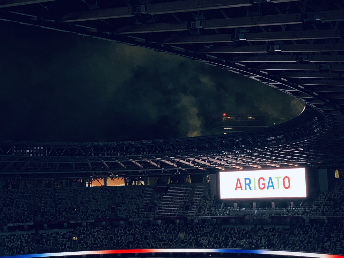 東京2020パラリンピック閉会式で「ARIGATO」の文字が灯る夜の国立競技場