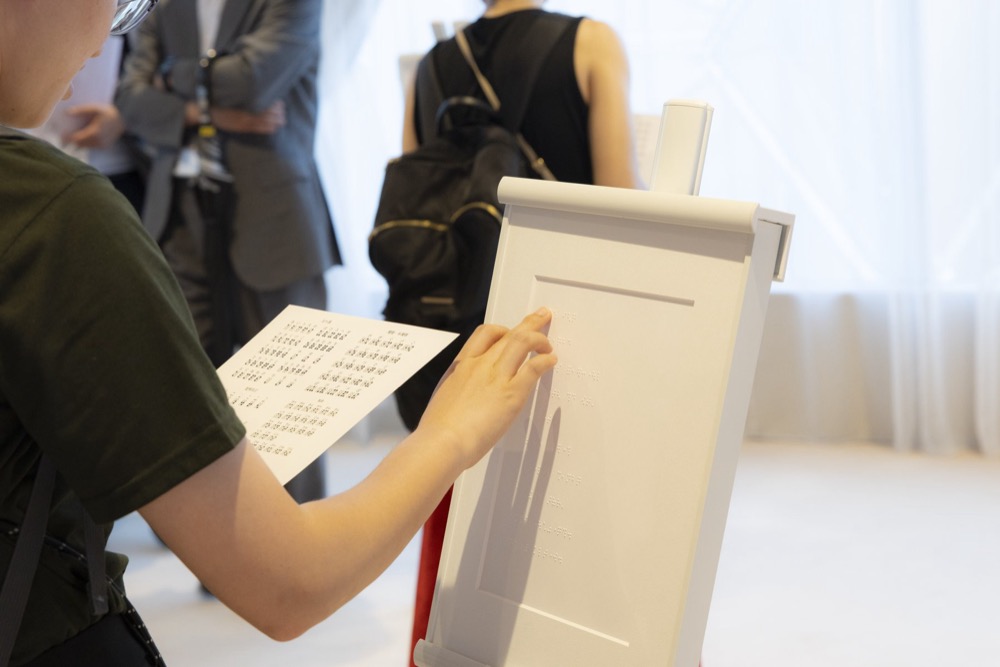 まっしろな手紙が点在するように配置された、点字だからこそ伝えられる展の会場全景